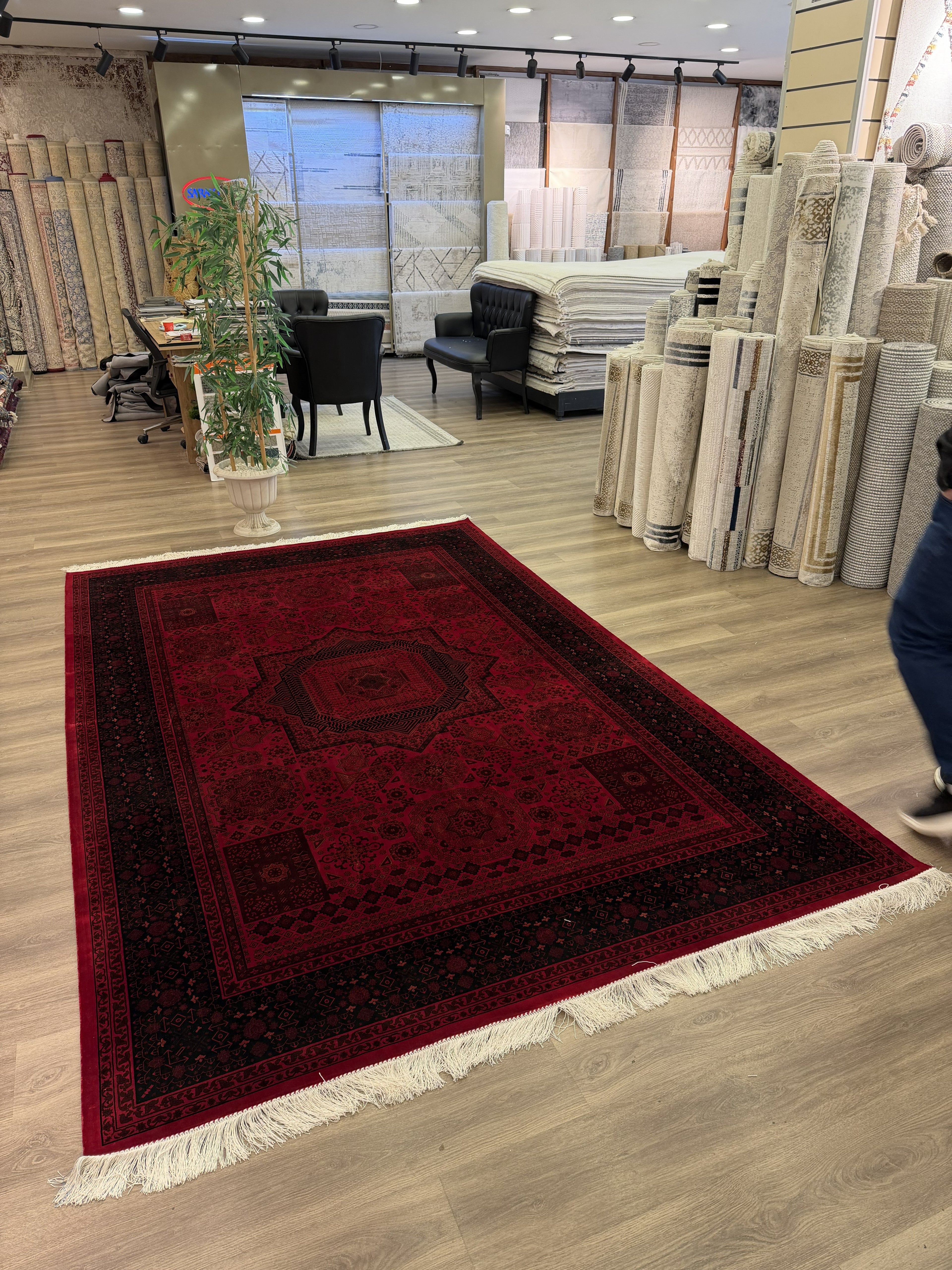 Heritage Turkish Silk Blend Area Rug – Red & Black – 7' x 10'