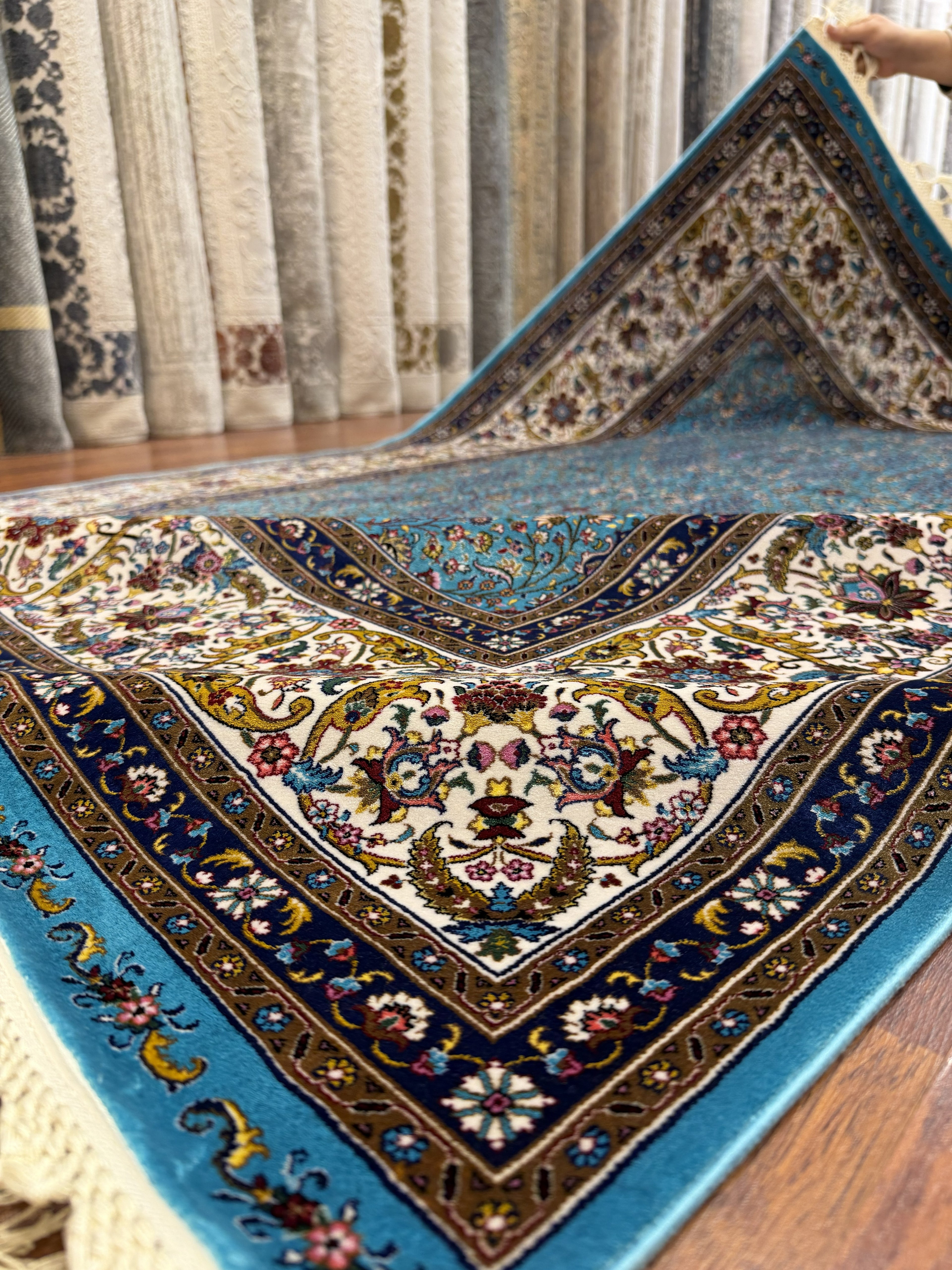 Heritage Turkish Silk Blend Area Rug – Sky Blue Floral Design – 7' x 10'